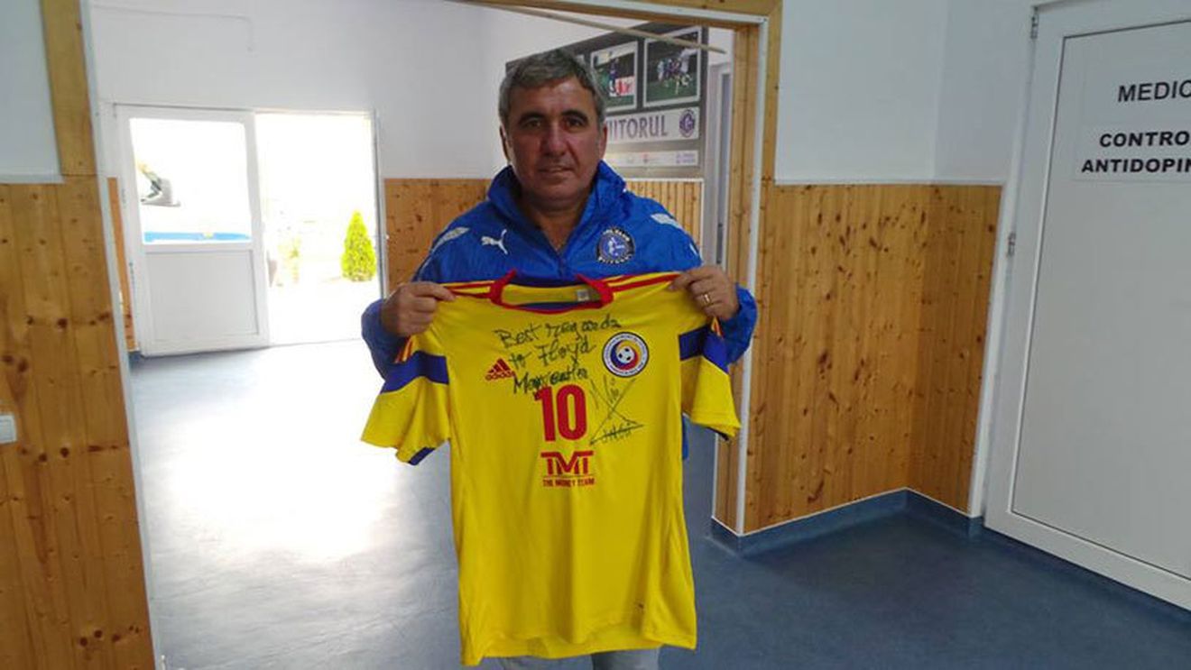 Hagi a semnat un tricou de joc al echipei naționale pentru Floyd Mayweather jr.