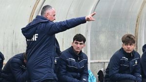 Cel mai longeviv antrenor din România, exploziv după eșecul din ultima etapă a anului! Arbitrul i-a înjurat jucătorii: ”Taci, în m***** mă-tii, că te dau afară!” Nu s-a mai putut controla: ”Ne iau totul pentru astfel de javre de oameni... ordinare?!”