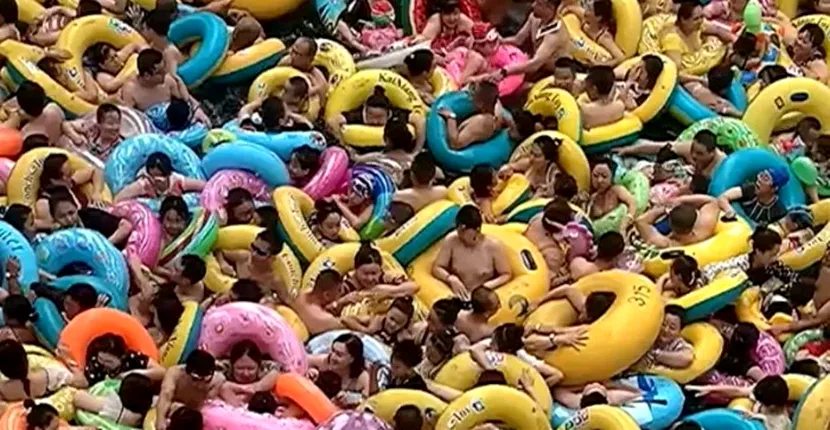 Relaxare? Un video arată o piscină din China plină de sute de persoane