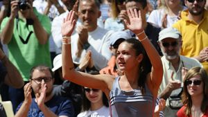 Cristina Dinu joacă finala probei de dublu, la Bertioga. Andreea Mitu, învinsă în semifinale, în Franța