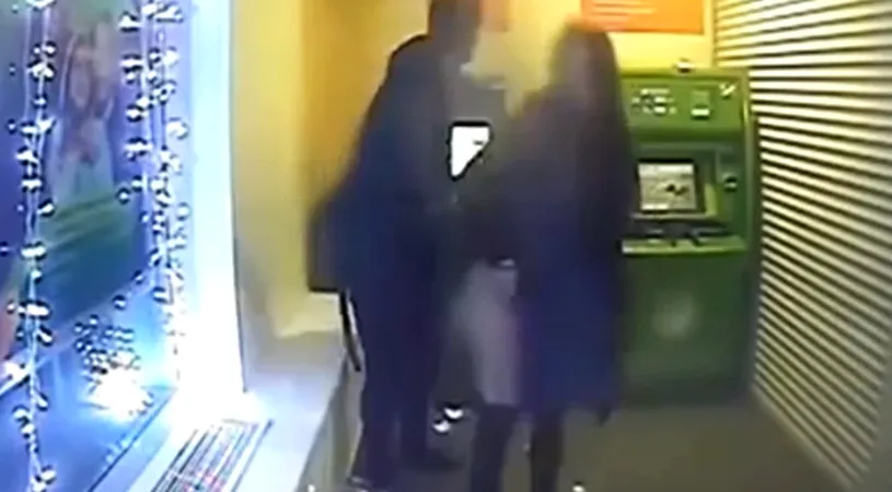 Sexul ca sport extrem. VIDEO | Doi tineri surprinși în ipostaze indecente de camera unui bancomat: 