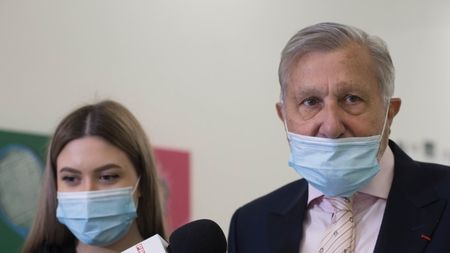 Emoții uriașe pentru Ilie Năstase! La doar 17 ani, fiica lui a deschis o expoziție ce abordează jocul de tenis. Miliardarul Ion Țiriac a cumpărat un tablou | VIDEO & FOTO