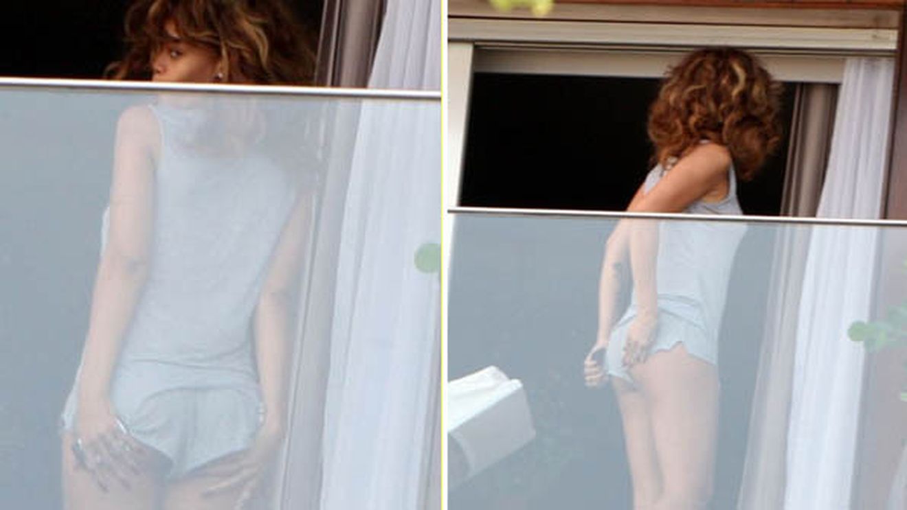 FOTO Formele Rihannei i-au înnebunit pe fanii din Brazilia!** Ce cadou a primit cântăreața după "show-ul sexy" oferit pe balcon