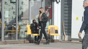 Fosta soție a fotbalistului Gabi Enache, apariție de senzație, cu iubitul și fiica, la mall. Ce mașină de lux conduce Mădălina Iordate | GALERIE FOTO EXCLUSIV