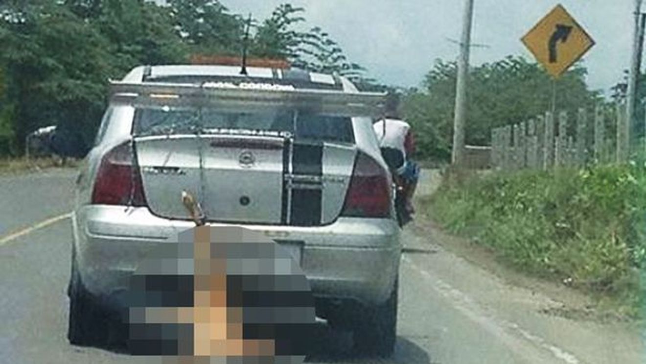 Cruzime fără margini: a legat un cățel de mașină și l-a târât prin oraș. FOTO ȘOCANT