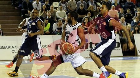 Clujenii, calificați matematic în Play-Off!** FOTO "U" Mobitelco - Energia Rovinari 86-74