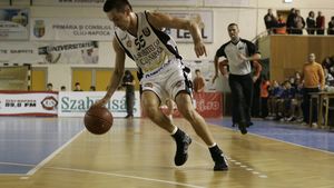 PLOIEȘTI - "U" CLUJ 74-79** Ceasul bun