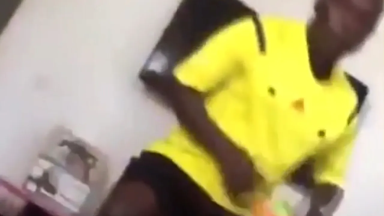 Cum se antrenează un arbitru-asistent în dormitor. Clipul care a devenit viral tocmai din Tanzania | VIDEO