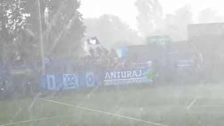 Suporterii, la bustul gol în timpul furtunii! Grindina a întrerupt un meci de baraj și a golit stadionul. Doar câțiva curajoși au rămas pe poziții | FOTO