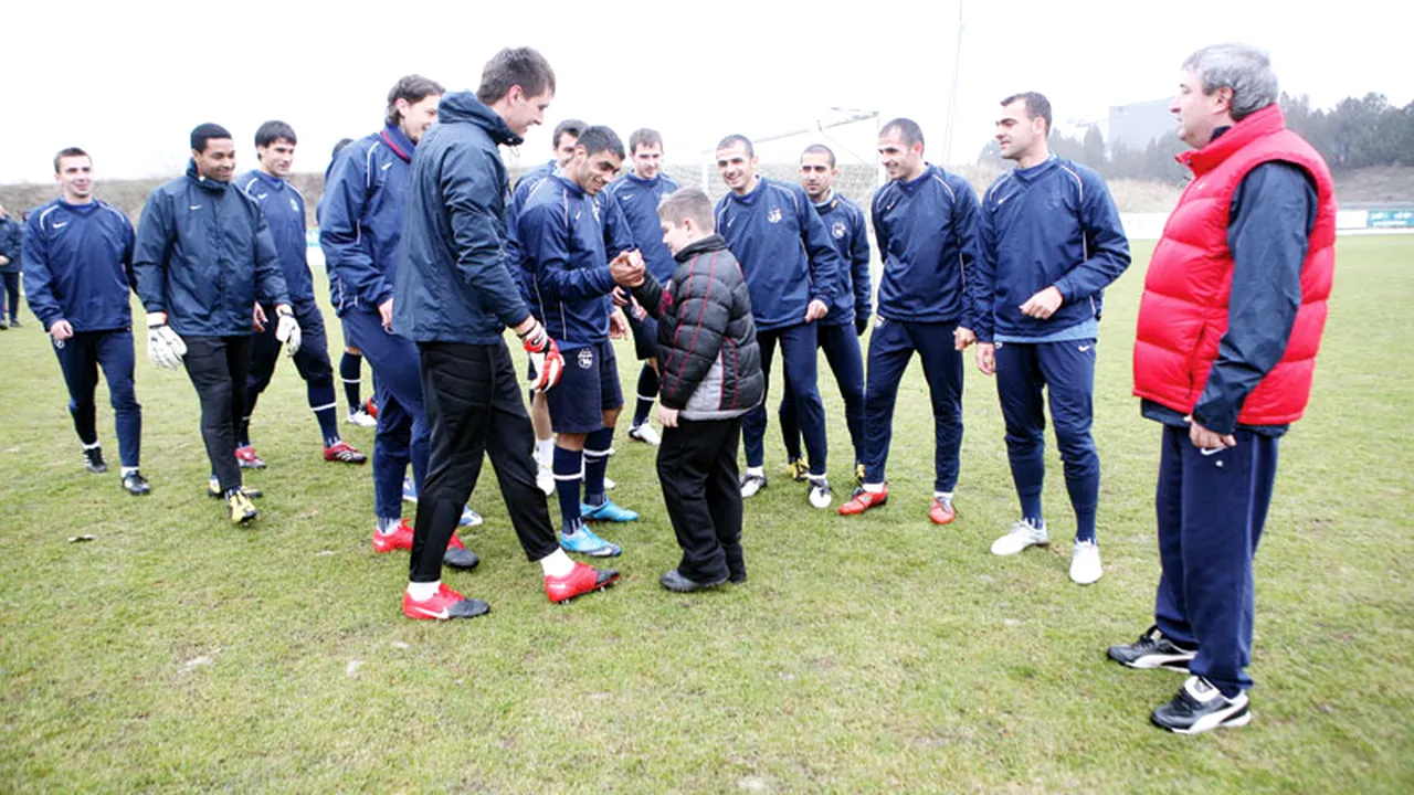 FOTO** Mihai Stoichiță a oprit antrenamentul pentru ca puștiul bătut la Steaua - Ceahlăul să-și cunoască idolii!