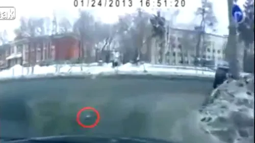 VIDEO Gestul pe care ți-ai dori și tu să-l faci!** Un șofer din Rusia a devenit IDOL după ce a făcut asta într-o intersecție: toată lumea l-a aplaudat