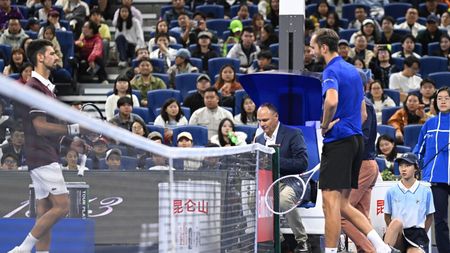 Absolut ireal! Rusul Medvedev a fost descalificat în semifinala cu Djokovic de la Beijing pentru că a lovit un spectator!