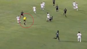 VIDEO MEMORABIL** Centralul unui meci din prima ligă din Grecia a reușit o pasă de gol perfectă. Vezi execuția ANTOLOGICĂ‚, care i-ar face invidioși și pe Zidane sau Ronaldinho