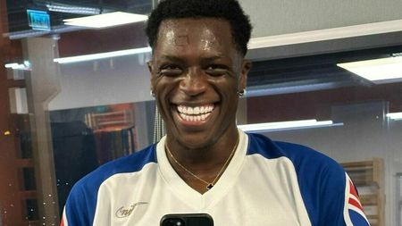 Ce a făcut Joyskim Dawa în timp ce colegii săi jucau împotriva liderului U Cluj. Imaginea care spune multe despre implicarea africanului la FCSB