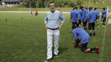 „Vă dau afară pe toți!"**