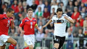 Mesut Ozil vrea să depună plângere după ce a fost insultat de partidul neonazist german, NPD