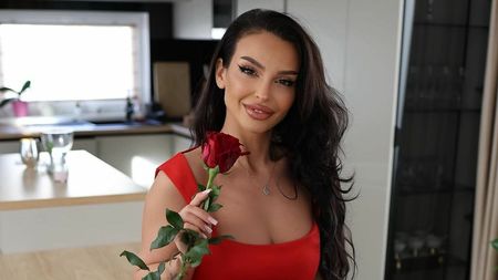 O brunetă cu copil îi dă de gol pe bărbații celebri care au asaltat-o cu propuneri! Ciprian Marica și Denis Alibec i-au scris în privat: „El le-a luat la rând pe toate prietenele mele”. GALERIE FOTO