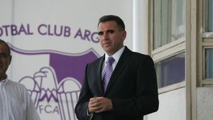 Penescu,  atacat cu ouă!