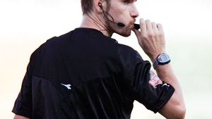 După Nibombe și Găman, Alexandru Tudor "îi fluieră" pe Messi și Henry!