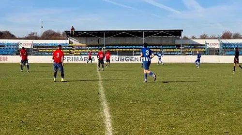 Gest extrem pentru a vedea un meci de fotbal, în România! Izgonit de jandarmi din stadion, un spectator s-a suit pe acoperișul tribunei pentru a-și urmări echipa favorită