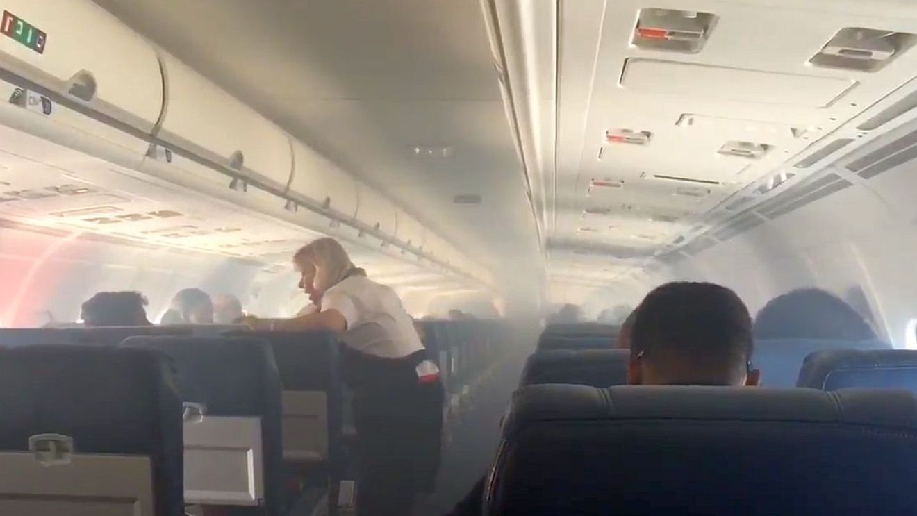 Clipe de groază pentru „tricolori" în avionul de întoarcere de la Amsterdam! „Era fum peste tot, personalul aeronavei a intrat în panică" | EXCLUSIV