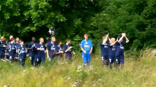 VIDEO Se poate mai original?** Aceasta e prima echipă de fotbal prezentată pe un câmp și sfințită într-o catedrală