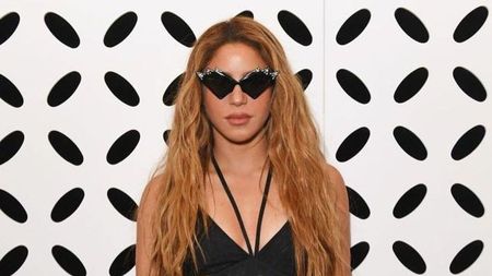 Shakira l-a dat uitării pe Lewis Hamilton și s-a cuplat cu un baschetbalist celebru. Diferența mare de vârstă dintre ei nu a fost un impediment: „El o face mereu să zâmbească”