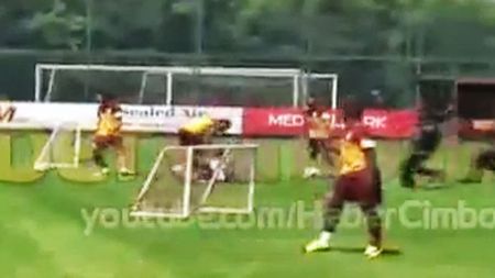 VIDEO Drogba, faultat dur de un suporter! Ivorianul a fost la un pas de accidentare