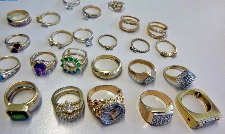 Descoperire spectaculoasă. Un pensionar a găsit peste 100.000 de euro și bijuterii de aur într-un sac de gunoi. Bărbatul poate păstra obiectele de valoare