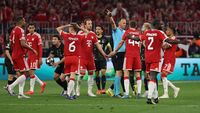 E scandal cât casa după cea mai controversată fază din Bayern – PSG! Au cerut penalty, dar VAR n-a intervenit