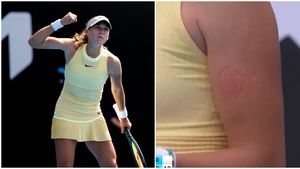 Gesturi șocante ale puștoaicei de 16 ani care face furori la Australian Open: s-a mușcat singură, în timpul meciului. FOTO