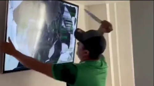 Imagini bizare după ce Mexic a fost eliminată de la Cupa Mondială din Qatar! Un suporter a distrus televizorul cu pumnii, apoi a luat cuțitul și a început să-l bage în ecran. Scena pare desprinsă dintr-un film cu mafioți | VIDEO