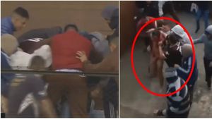 VIDEO ȘOCANT | Fan bătut și dezbrăcat în pielea goală după ce a nimerit în peluza rivalilor! S-a dat de gol când echipa favorită a primit un penalty