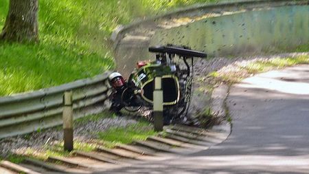 VIDEO Cum să faci PRAF o mașină de 300.000 euro. Gestul incredibil pe care l-a făcut șoferul după accident