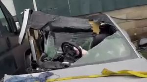 Miracolul milionarului care a intrat cu Ferrari-ul în copac şi a scăpat, deşi bolidul a fost sfârtecat