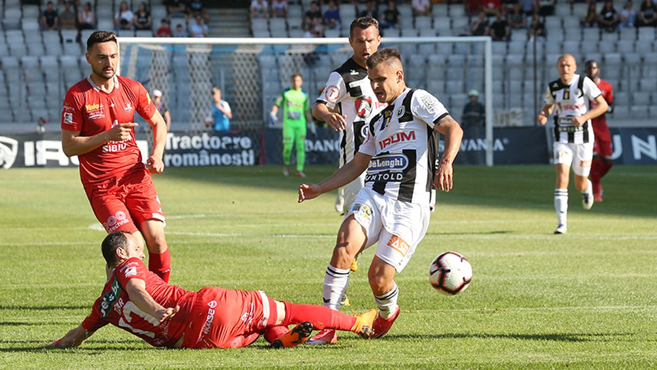 Baraj LIGA 1 | "U" Cluj - FC Hermannstadt 0-2, în tur. Petrescu și Tsoumou au decis în două minute soarta meciului de pe Cluj Arena. Echipa lui Bogdan Lobonț are șanse minuscule să promoveze