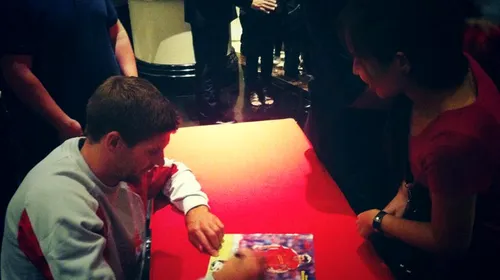 Steven Gerrard, gest frumos pentru sute de fani care așteptau autografe în fața hotelului