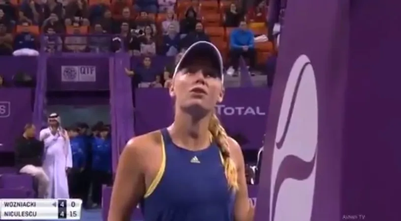 Wozniacki a oferit momentul anului în tenis, la meciul cu Niculescu! Scoasă din minți, daneza a oprit jocul, s-a certat cu arbitrul, a făcut un gest rar întâlnit și a ironizat-o pe Monica: 