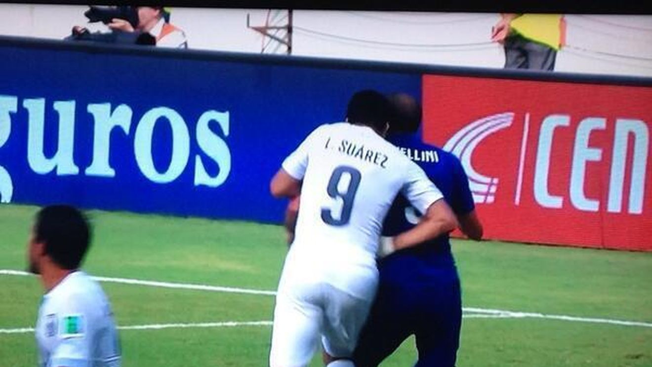 Apucăturile de canibal ale altor sportivi celebri: Suarez, pe urmele lui Tyson. Pe post de cină, printre alții, Holyfield și Mascherano