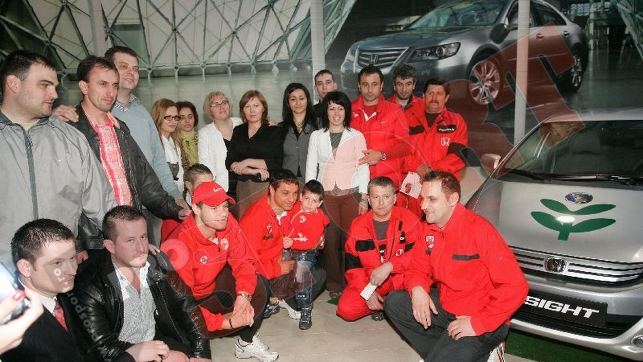 FOTO Dinamoviștii, asaltați de fani!** Niculae: "Sperăm la titlu până-n ultimul moment!"