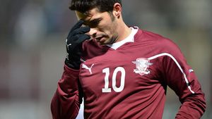 Rednic l-a aruncat în gura lupului!** Jucătorul spune că a făcut un gest nobil, conducerea Rapidului îl condamnă:** "Mai bine pleca, ne ajuta mai mult așa"