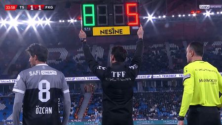 I-RE-AL! Faza de care vorbește toată lumea: fotbalistul a refuzat să iasă de pe teren, deși antrenorul a decis să-l schimbe în minutul 33