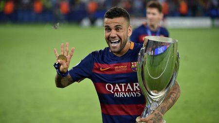 "Nebunul" Dani Alves, pus pe glume după ce a rămas fără echipă! FOTO | Mesaj de un milion de like-uri: "Caut de lucru, unde să-mi pun CV-ul?"

