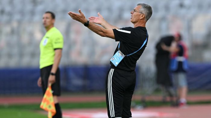 Sabău şi-a desființat jucătorii. N-a mai fost un domn ca de obicei: „E trist, dar e ruşinos să intri şi să nu poți să alergi!”