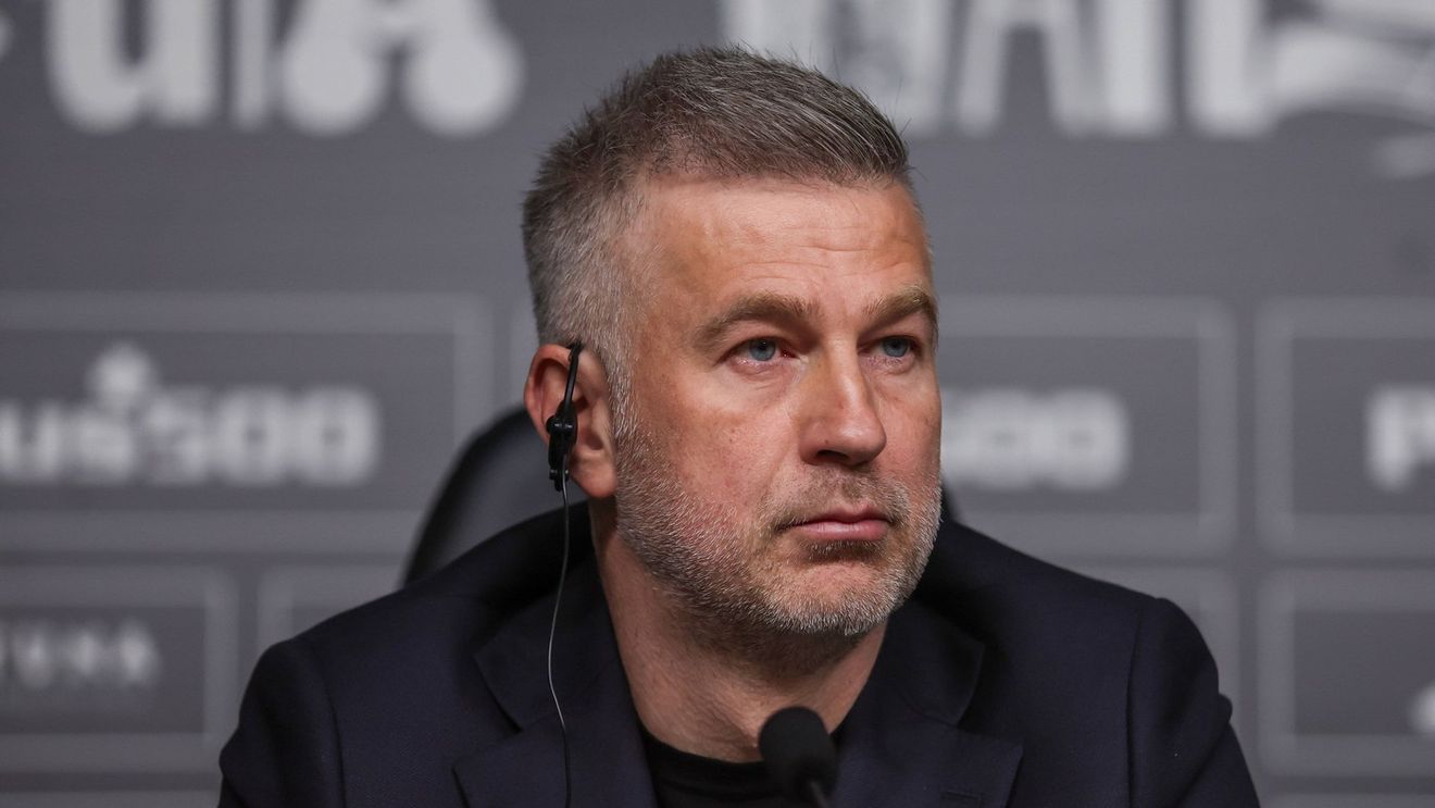 Ce a pățit Edi Iordănescu în biroul antrenorului din Premier League: „A aruncat totul în toate direcțiile, înjura, țipa”