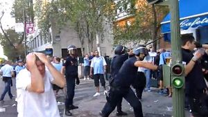 Lupte de stradă în "Cartierul roșu"!** Sute de fani au luat parte la violențe, iar 10 dube de jandarmi au închis zona! VIDEO Englezii sunt recidiviști