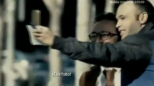 VIDEO SUPER TARE** Casillas și Iniesta au ieșit pe stradă să le ceară autografe trecătorilor! Fanii s-au frecat la ochi! Trebuie să le vezi fețele :)