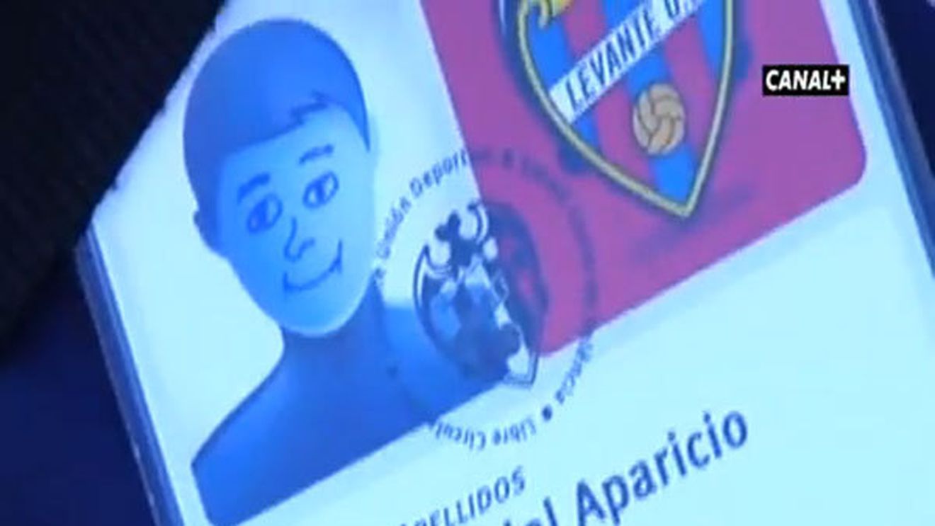 VIDEO AMUZANT** Asta e cea mai TARE poză de pe legitimația unui steward! Vezi cum arată posesorul în realitate!