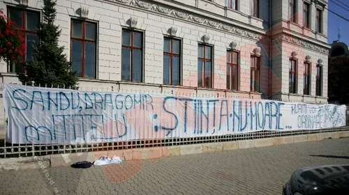 FOTO Fanii Științei continuă protestele:** „Sandu, Dragomir, Mititelu: Știința nu moare, muriți voi javre ordinare!!!”