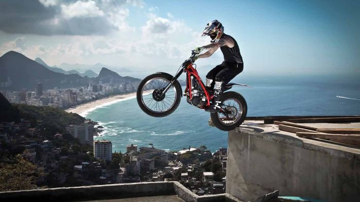 Ultima nebunie de la Red Bull: cu motorul pe montagne russe